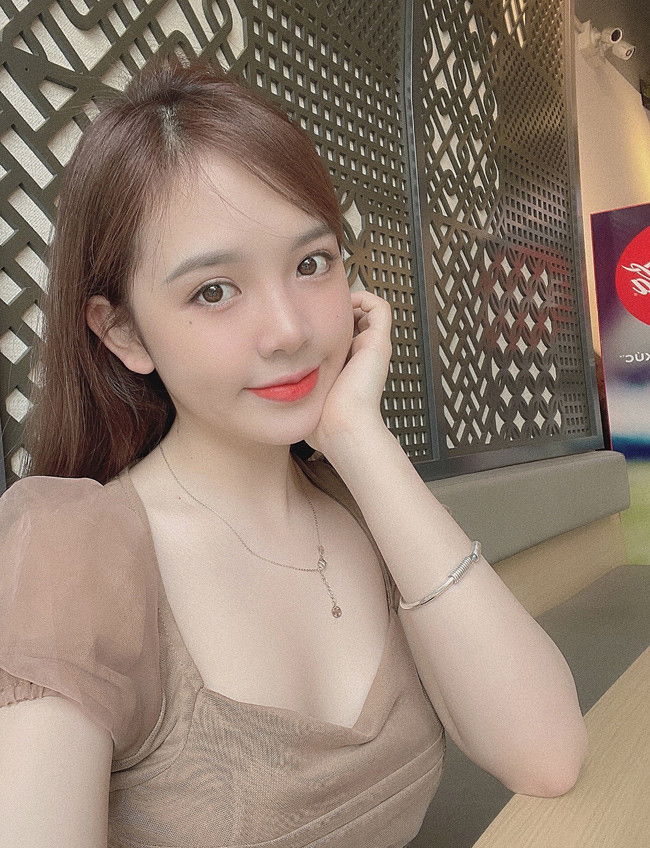 Sau 6 năm, nhan sắc của nàng "hot girl tiểu học" Huyền Châu thay đổi chóng mặt.