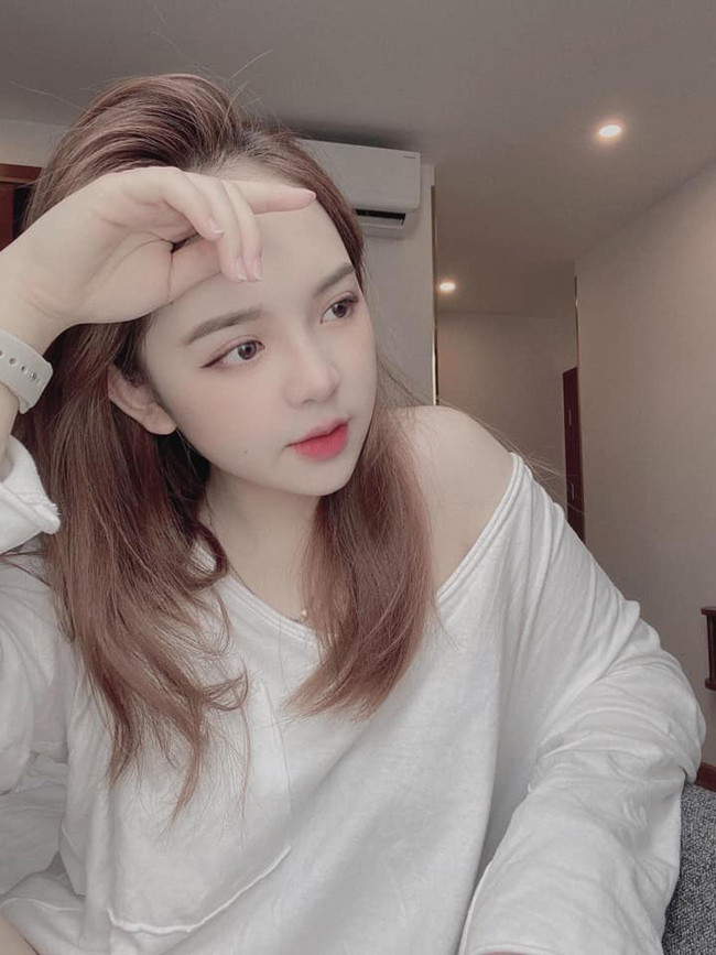 Huyền Châu hiện là sinh viên ngành Quản trị Kinh doanh của trường Đại học Kinh doanh và Công nghệ Hà Nội.