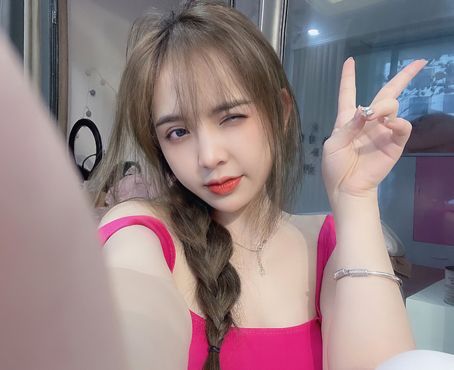 Huyền Châu sở hữu gương mặt xinh như búp bê, vóc dáng vô cùng nóng bỏng.