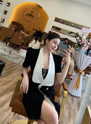 Dưới dòng trạng mới nhất của Trâm Anh, netizen đã có cuộc tranh cãi nảy lửa. Một số dân mạng cho rằng xã hội ngày nay bình đẳng, phụ nữ cũng biết cách kiếm tiền, thậm chí một số còn giỏi hơn đàn ông vì vậy tại sao lại cứ phải dùng tiền để làm thước đo tình yêu.