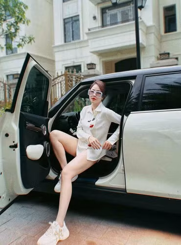 Sau sự cố lộ clip, phải tới nửa năm sau, Trâm Anh mới bắt đầu rục rịch tái xuất. Dẫu vậy, cô ít tham gia vào các hoạt động nghệ thuật mà chủ yếu làm KOLs và thi thoảng cô nàng cũng biết cách khiến nhiều người chú ý bằng những câu nói gây tranh cãi trên MXH.