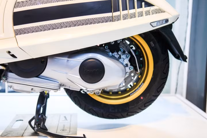 Không khó để nhận ra 946 Christian Dior khi lưu thông trên đường với tone màu trắng/vàng đồng nổi bật. Đây là màu sơn độc quyền được Vespa phát triển riêng cùng với bộ phận sáng tạo của Dior.