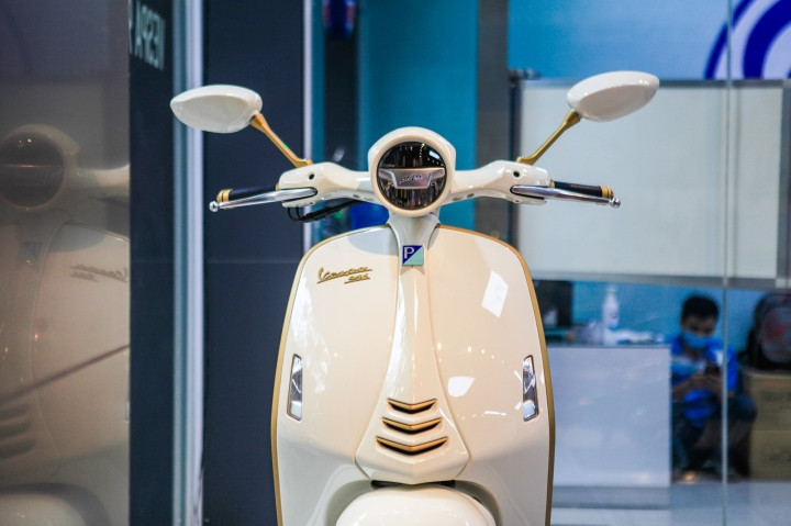 Theo tìm hiểu, đại diện cửa hàng Piagio cho biết những chiếc Vespa 946 Christian Dior được mang về Việt Nam đều đã có chủ.