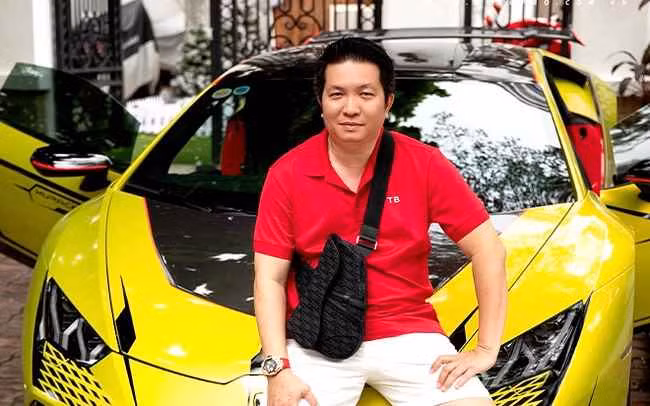 Không chỉ là chủ sở hữu bộ sưu tập siêu xe "khủng" gồm nhiều thương hiệu lớn, doanh nhân Nguyễn Quốc Vũ chồng nữ đại gia Đoàn Di Băng còn được coi là hình mẫu người đàn ông gia đình lý tưởng khi luôn yêu thương, chiều chuộng vợ hết mực.