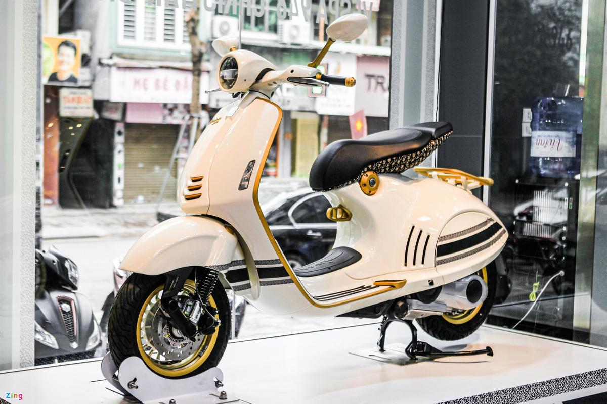 Chiếc xe mà Nguyễn Quốc Vũ đăng bài viết tìm mua là siêu phẩm Piaggio Vespa 946 phiên bản Christian Dior.