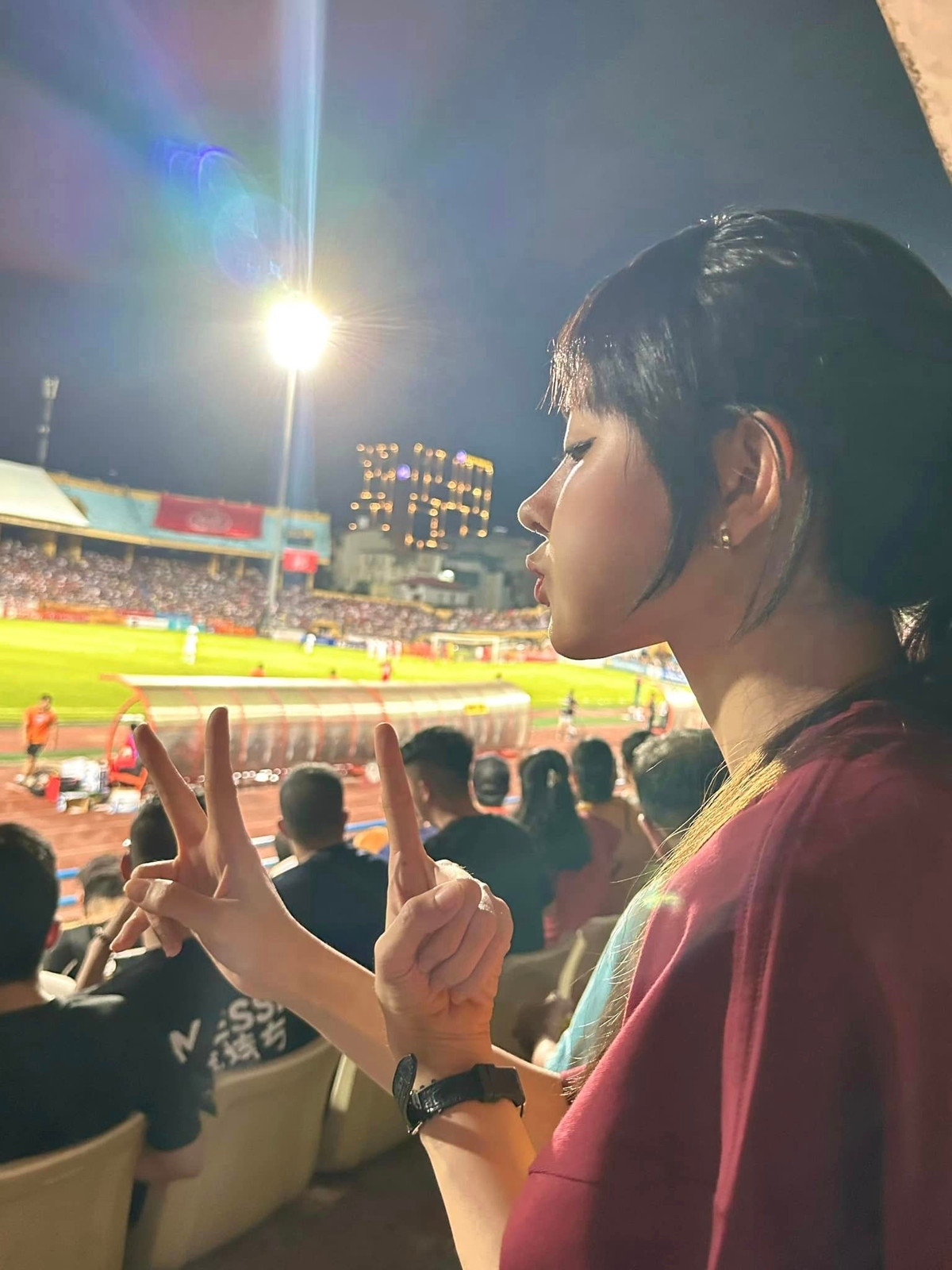 Mới đây, trong trận đấu tâm điểm tại V-League 2023 giữa CLB Công an Hà Nội và Hà Nội FC, Trần Bích Hạnh cũng có mặt tại SVĐ Hàng Đẫy để theo dõi và cổ vũ cho các cầu thủ thi đấu dưới sân.