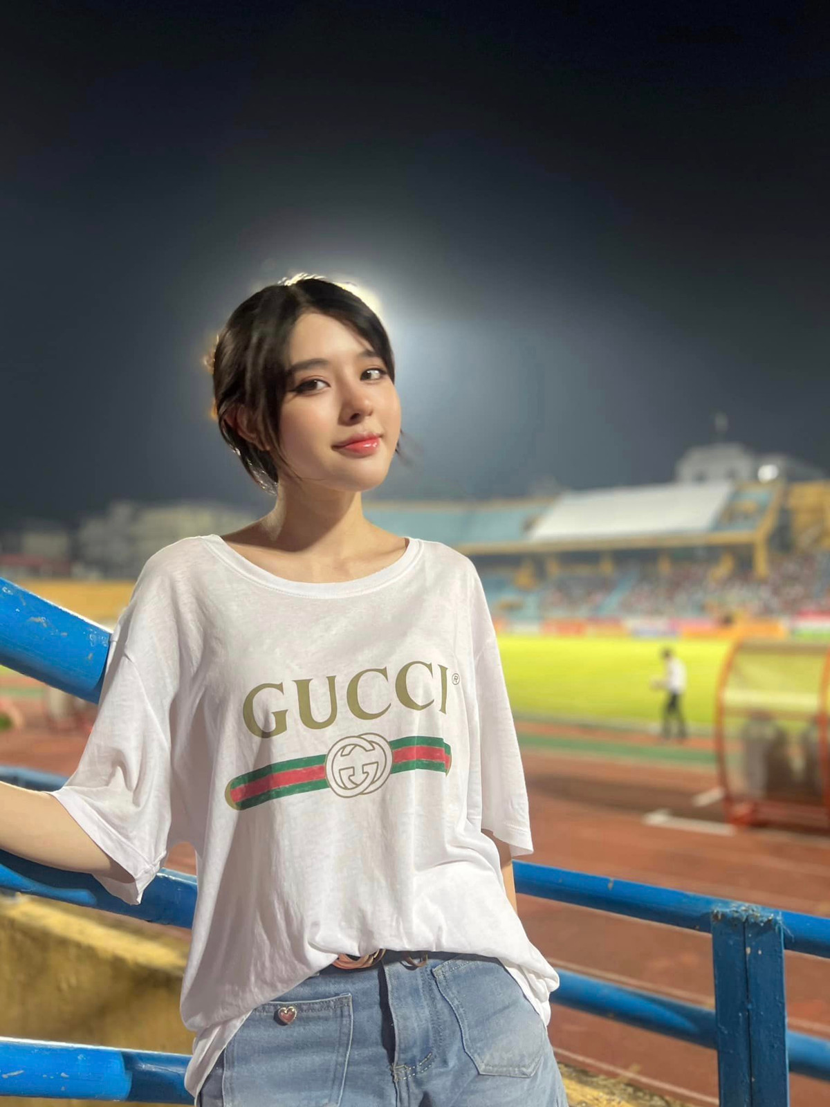 Đây không phải lần đầu tiên Bích Hạnh tới SVĐ Hàng Đẫy cổ vũ bóng đá. Cô nàng đã đến xem trận đấu giữa CLB Công an Hà Nội gặp Hà Tĩnh.