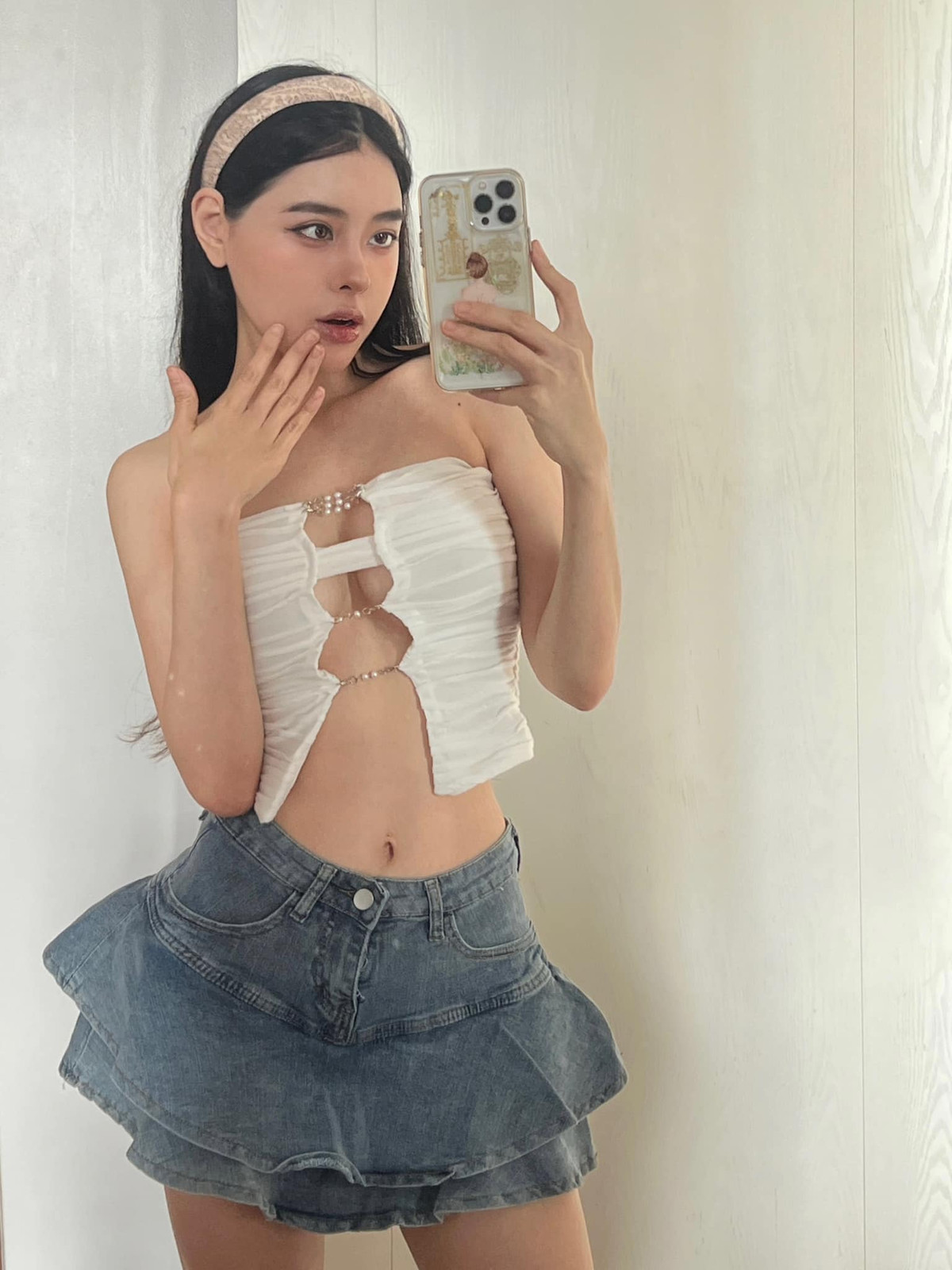 Cô gái Nam Định đã "lột xác" bằng cách tập gym, ăn uống khoa học. Sau một thời gian kiên trì, Bích Hạnh giảm 27kg, vóc dáng săn chắc, cơ bụng 6 múi. Gymer Nam Định sở hữu số đo ba vòng đáng mơ ước: 92-58-93 (cm).