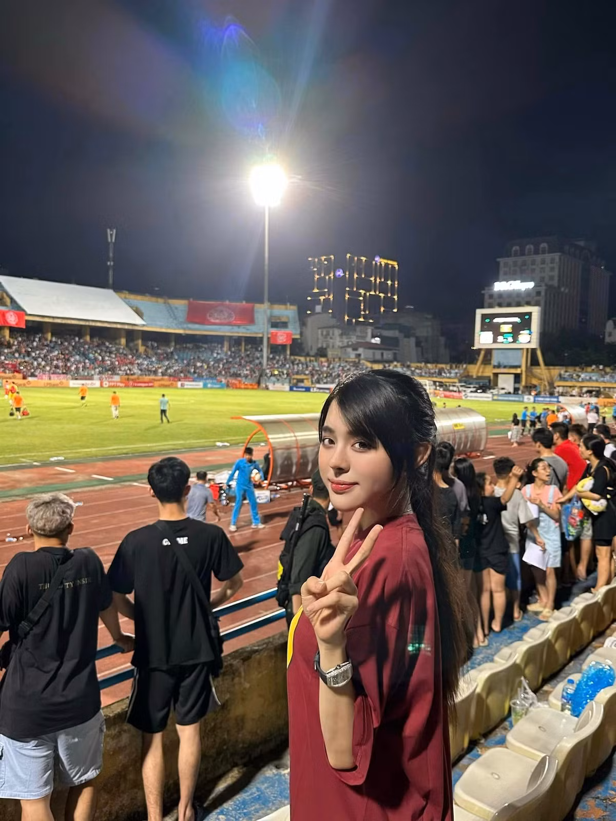 Đi cổ vũ bóng đá, gái xinh Nam Định khoe mặt đẹp miễn chê Di co vu bong da, gai xinh Nam Dinh khoe mat dep mien che