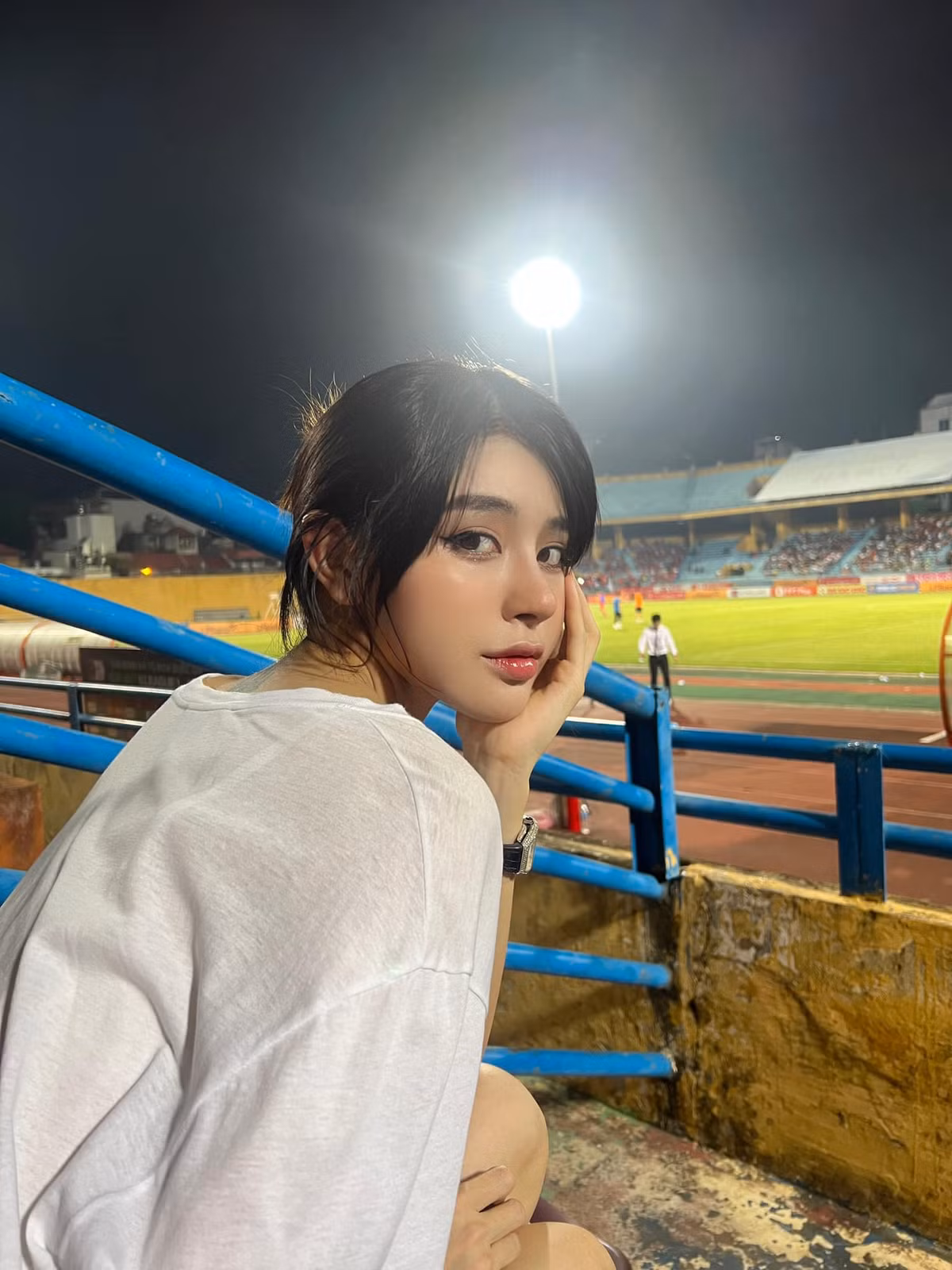 Chính việc thường xuyên xuất hiện ở trận đấu CLB CAHN thi đấu trên sân nhà Hàng Đẫy của Bích Hạnh khiến các fan của Bích Hạnh đặt câu hỏi rằng nàng hot girl đang crush cầu thủ nào của đội bóng ngành Công an?