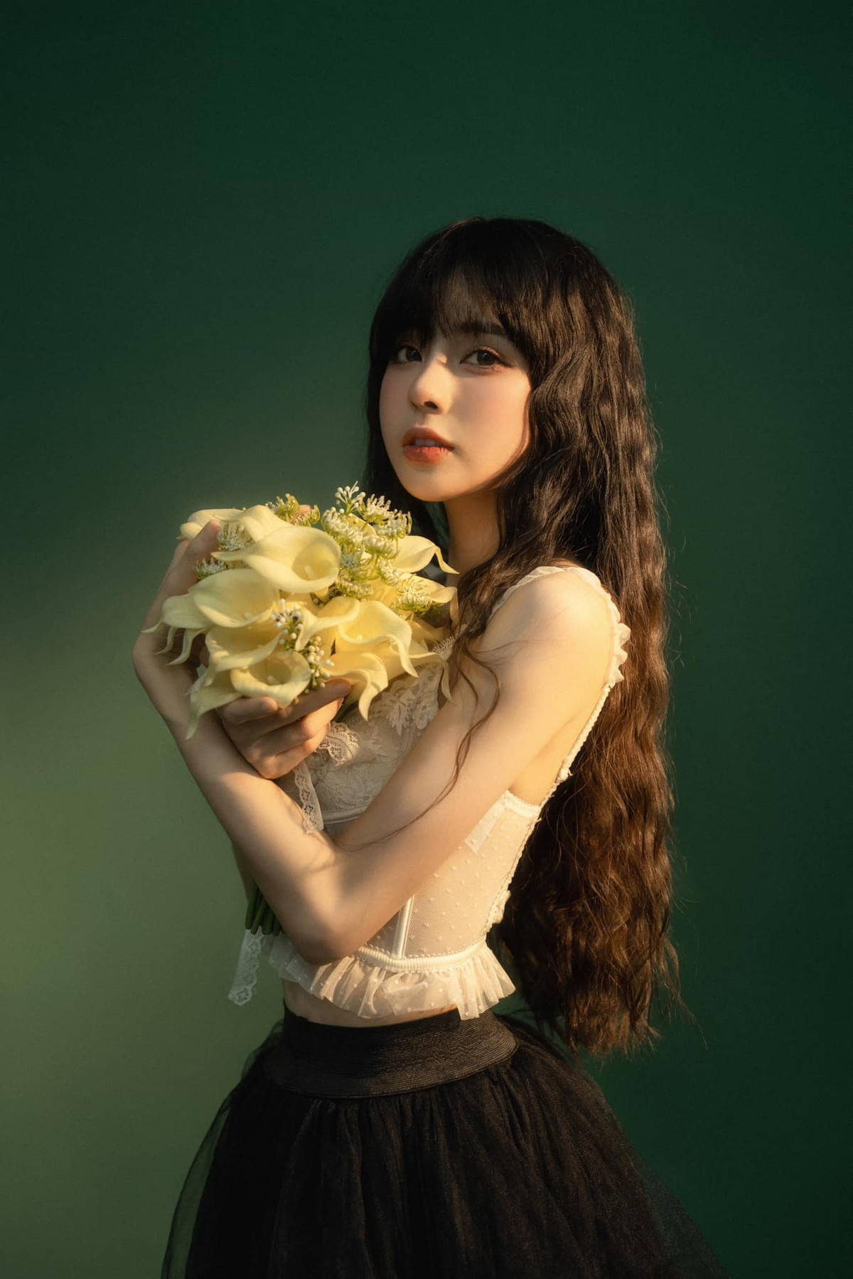 Loạt ảnh trước và sau khi giảm cân thành công của Bích Hạnh được một trang báo đăng tải với những dòng ca ngợi: "Cô gái sở hữu vòng eo con kiến, chỉ 21 inch thần kỳ", "Hot girl Việt có vòng 3 quyến rũ"...