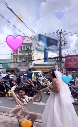 Mở đầu video là lời tỏ tình của cô nàng Kim Liên cho “nửa kia” của mình. Cô nàng hét lớn: “Hải Vót, em yêu anh”. Đáp lại tình cảm của bạn gái, anh chàng Hải Vót cũng nói lớn rằng: “Mai Kim Liên, anh cũng yêu em”.