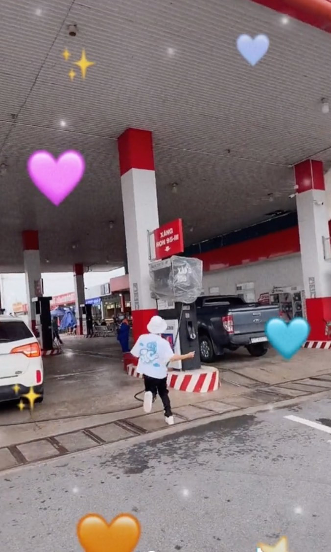 Bởi qua đó, có thể thấy nam TikToker Hải Vót rất được lòng mẹ vợ tương lai. Dù cặp đôi chưa kết hôn nhưng bà vẫn không ngần ngại đóng clip, vui đùa cùng con rể.