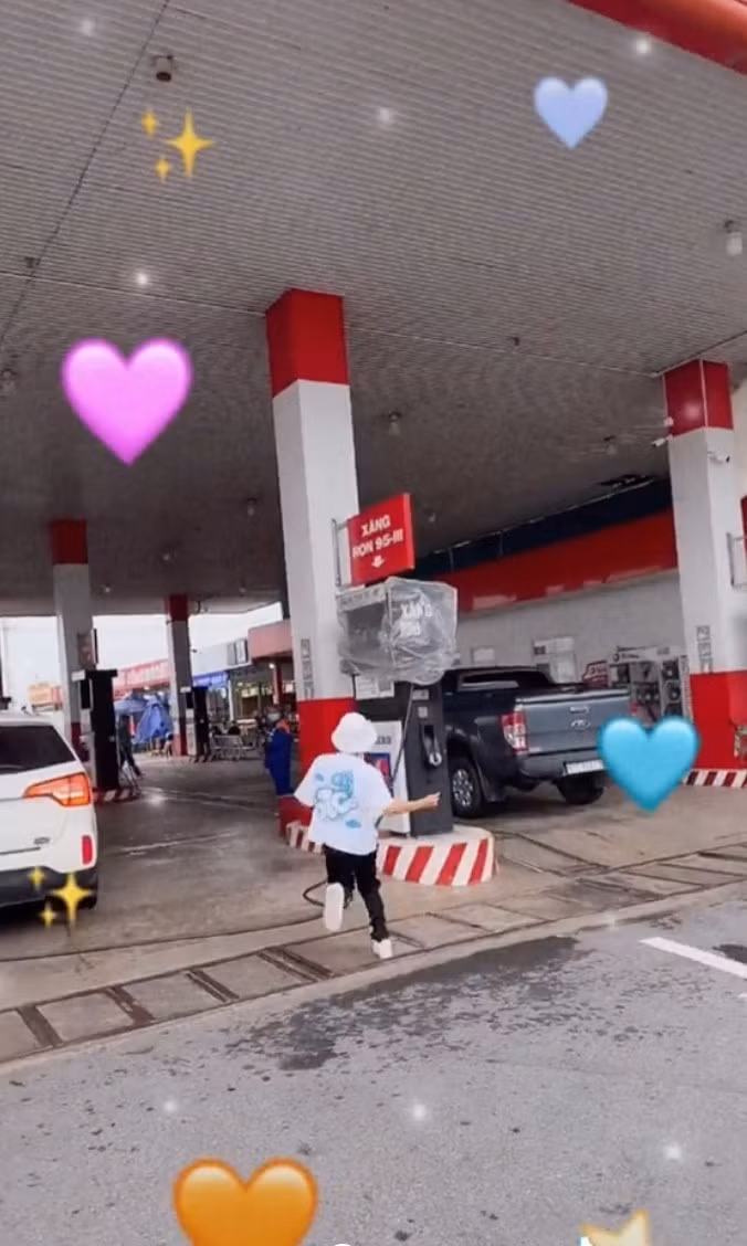 Bởi qua đó, có thể thấy nam TikToker Hải Vót rất được lòng mẹ vợ tương lai. Dù cặp đôi chưa kết hôn nhưng bà vẫn không ngần ngại đóng clip, vui đùa cùng con rể.