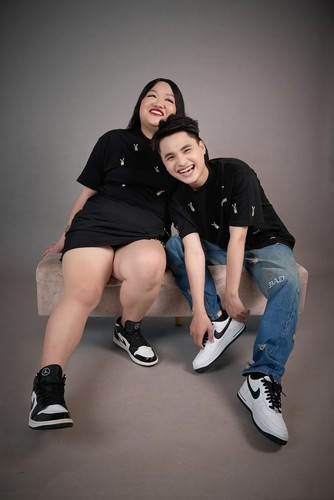 Trước đó, Hải Vót cũng đã đăng tải clip đến thăm trạm xăng nhà bạn gái. Khi nghe cây xăng sẽ được đổi thành tên mình, anh chàng vô cùng thích thú. Thậm chí còn không ngần ngại chạy đến từng cột hô vang: "Cây xăng của tôi, của tôi hết, của riêng mình tôi. Tất cả là của tôi". Hành động đáng yêu đó đã khiến rất nhiều người xem phì cười.