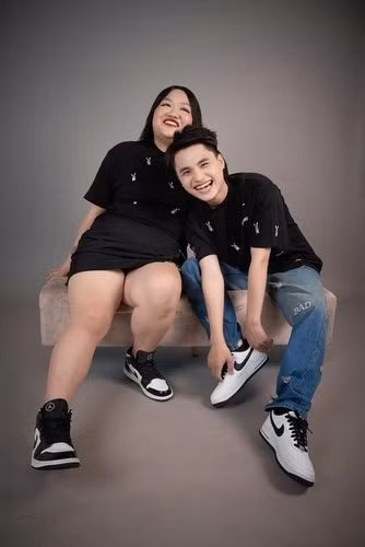 Trước đó, Hải Vót cũng đã đăng tải clip đến thăm trạm xăng nhà bạn gái. Khi nghe cây xăng sẽ được đổi thành tên mình, anh chàng vô cùng thích thú. Thậm chí còn không ngần ngại chạy đến từng cột hô vang: "Cây xăng của tôi, của tôi hết, của riêng mình tôi. Tất cả là của tôi". Hành động đáng yêu đó đã khiến rất nhiều người xem phì cười.