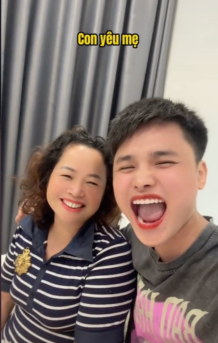 Đáp lại điều đó, mẹ của cô nàng Kim Liên nói: "Kệ người ta nói đi con. 15 cây xăng của mẹ sẽ thuộc về con. Mẹ sang tên luôn. Còn 3 cái ngân hàng tư nhân nữa, mẹ cũng sẽ sang tên cho con luôn."