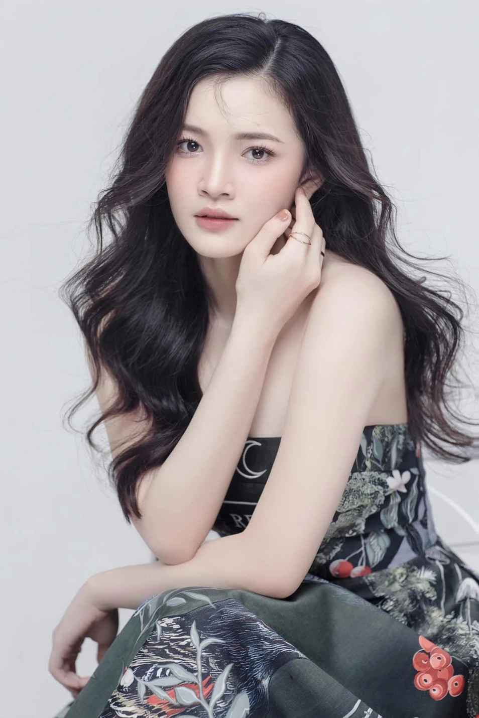 Ngoài công việc là một MC thời tiết, Khánh Linh còn là MC song ngữ, người mẫu ảnh và KOL trên mạng xã hội.