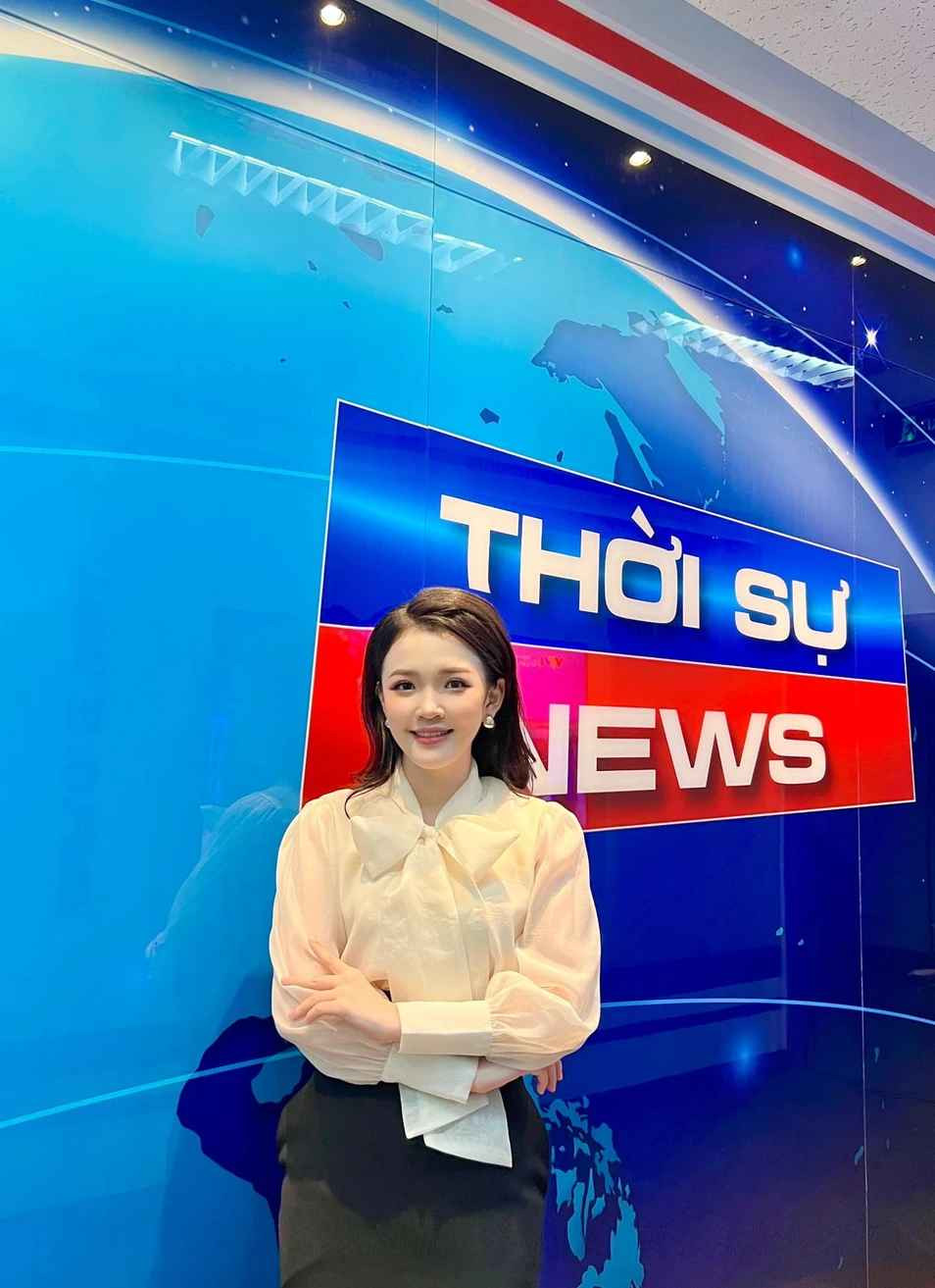 Sau khi tốt nghiệp, Khánh Linh trở thành nữ MC VTV. Cô được nhận xét có phong cách dẫn thanh lịch, nhẹ nhàng.