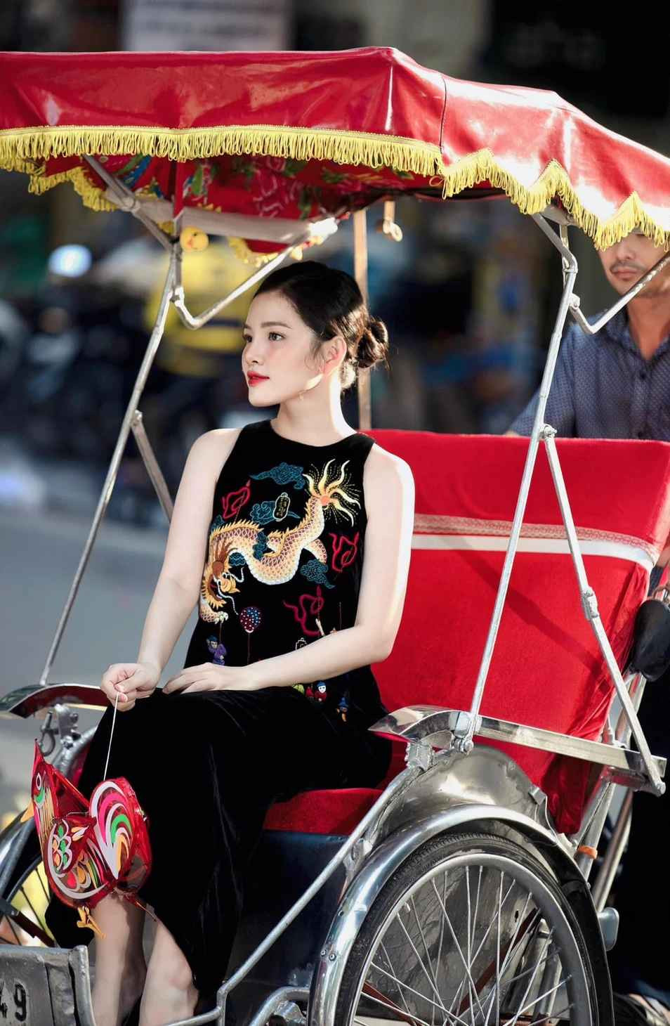 Lên hình với những bộ cánh thanh lịch nhưng ngoài đời, Khánh Linh chuộng những mẫu váy áo khoe vóc dáng mảnh mai, làn da trắng.