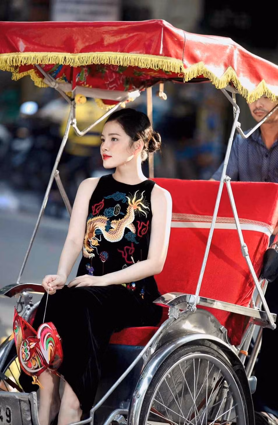 Lên hình với những bộ cánh thanh lịch nhưng ngoài đời, Khánh Linh chuộng những mẫu váy áo khoe vóc dáng mảnh mai, làn da trắng.