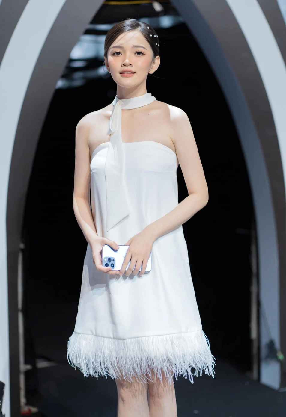 Trên trang cá nhân, Khánh Linh thường đăng tải hình ảnh đời thường trẻ trung, xinh đẹp. Cô yêu thích thời trang, làm đẹp, thường được chọn làm mẫu ảnh cho một số nhãn hàng thời trang nổi tiếng.