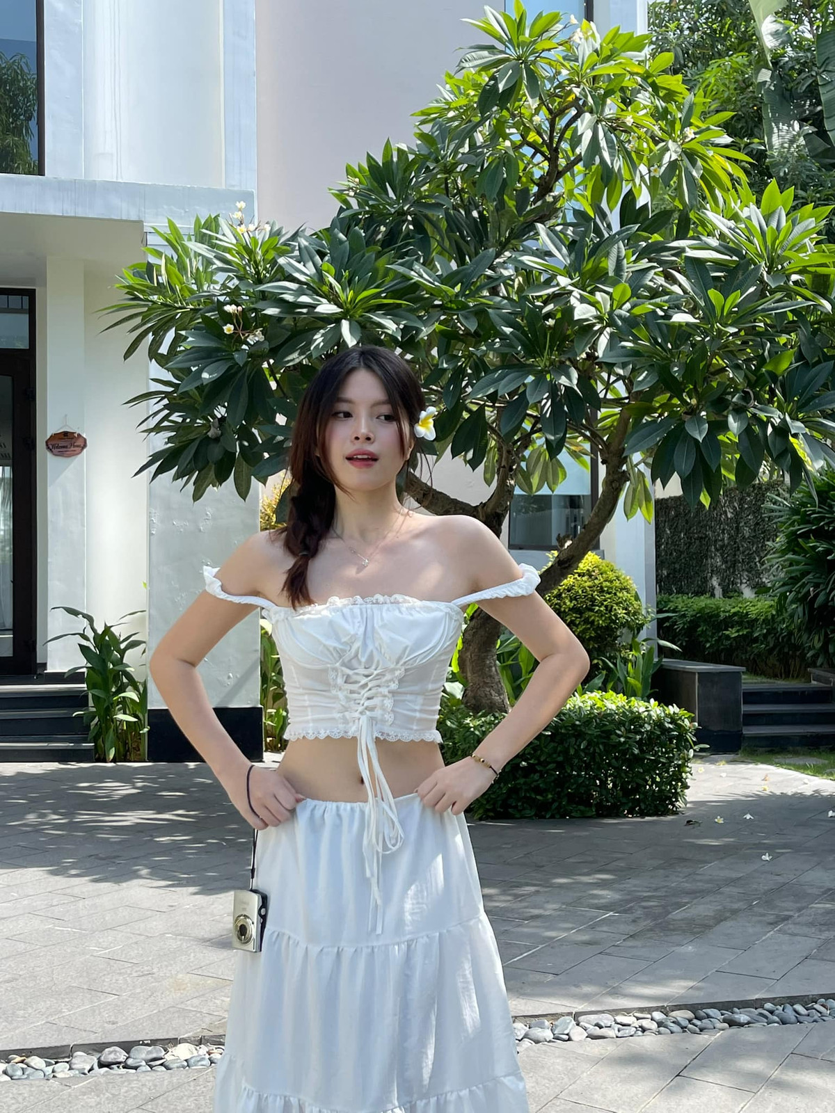 Thay vì mặc bikini nhỏ xíu như thường lệ, nàng hot girl Sài thành diện một chiếc quần bồng ngắn cũn bó sát cơ thể, kết hợp với áo cúp ngực mỏng manh không thể quyến rũ hơn.