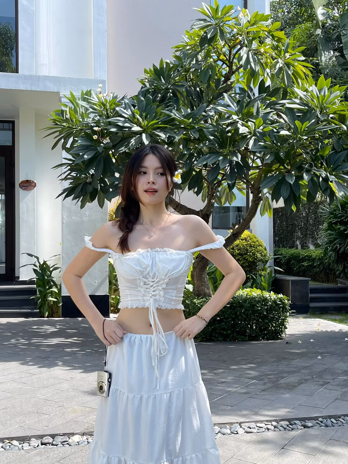 Thay vì mặc bikini nhỏ xíu như thường lệ, nàng hot girl Sài thành diện một chiếc quần bồng ngắn cũn bó sát cơ thể, kết hợp với áo cúp ngực mỏng manh không thể quyến rũ hơn.