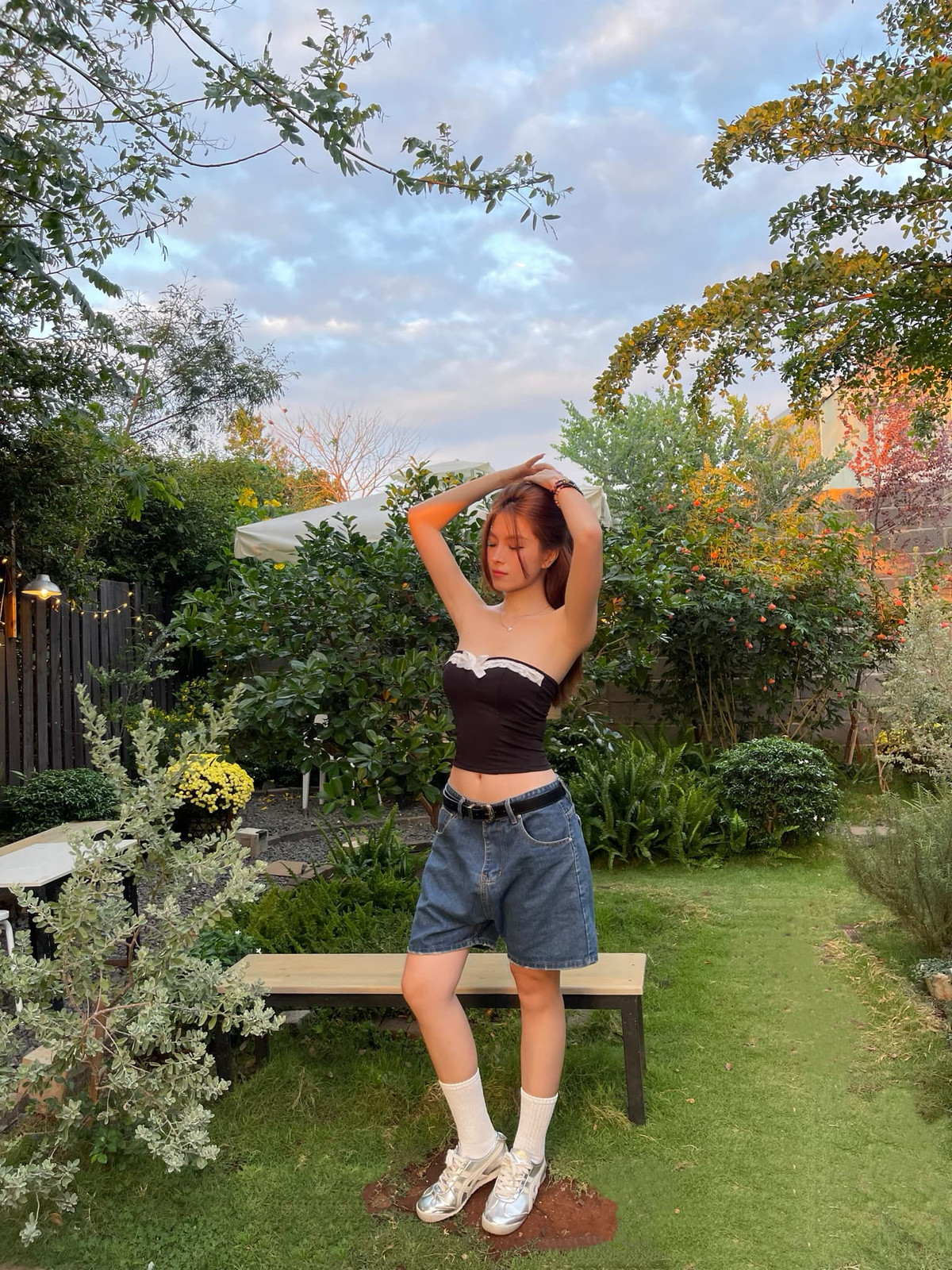 Cũng giống như một nhiều hot girl khác, Thụy Hân không ngần ngại thường xuyên chia sẻ những bức ảnh đầy nóng bỏng lên các nền tảng mạng xã hội.