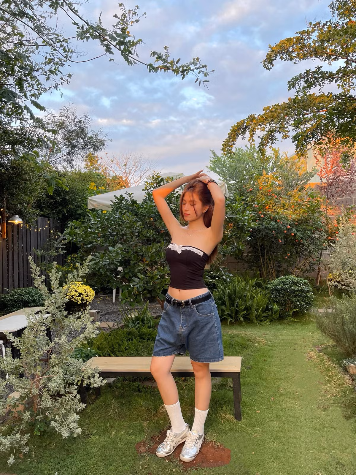 Cũng giống như một nhiều hot girl khác, Thụy Hân không ngần ngại thường xuyên chia sẻ những bức ảnh đầy nóng bỏng lên các nền tảng mạng xã hội.