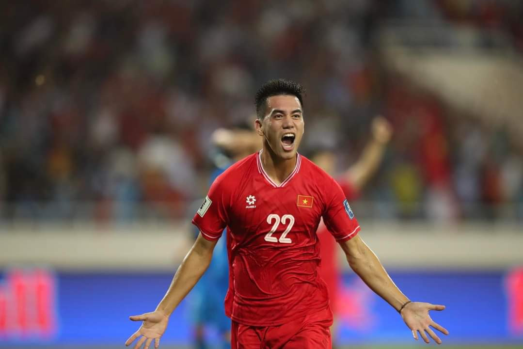 HLV Kim Sang-sik danh loi khen co canh cho Tien Linh sau tran dau