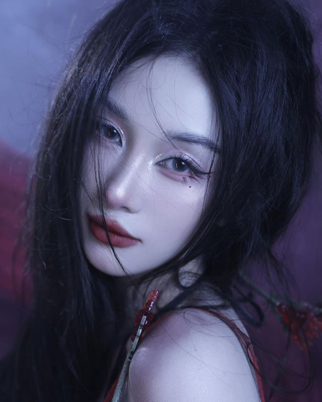 Jun Vũ (tên thật: Vũ Phương Anh, sinh năm 1995). Cô theo gia đình sang Thái Lan định cư năm 15 tuổi và trở thành người mẫu thời trang nổi danh tại xứ Chùa Vàng.