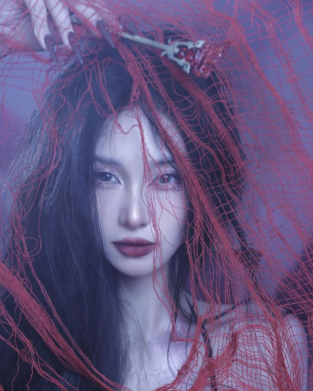 Từng ánh mắt, cử chỉ của nàng hot girl lai Việt - Thái đều được đánh giá vô cùng cao trong bộ ảnh chào mừng lễ hội hóa trang 2024.