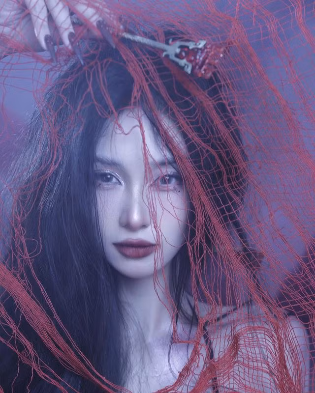 Từng ánh mắt, cử chỉ của nàng hot girl lai Việt - Thái đều được đánh giá vô cùng cao trong bộ ảnh chào mừng lễ hội hóa trang 2024.