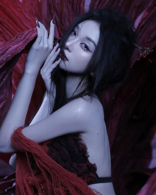 Xuất hiện trong bộ ảnh, ngoài trang phục được chuẩn bị chỉnh chu, Jun Vũ còn chiếm điểm tuyệt đối bởi thần thái cực xuất sắc.