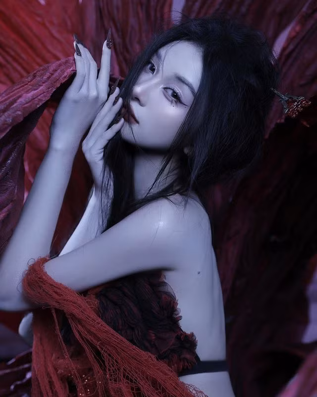 Xuất hiện trong bộ ảnh, ngoài trang phục được chuẩn bị chỉnh chu, Jun Vũ còn chiếm điểm tuyệt đối bởi thần thái cực xuất sắc.