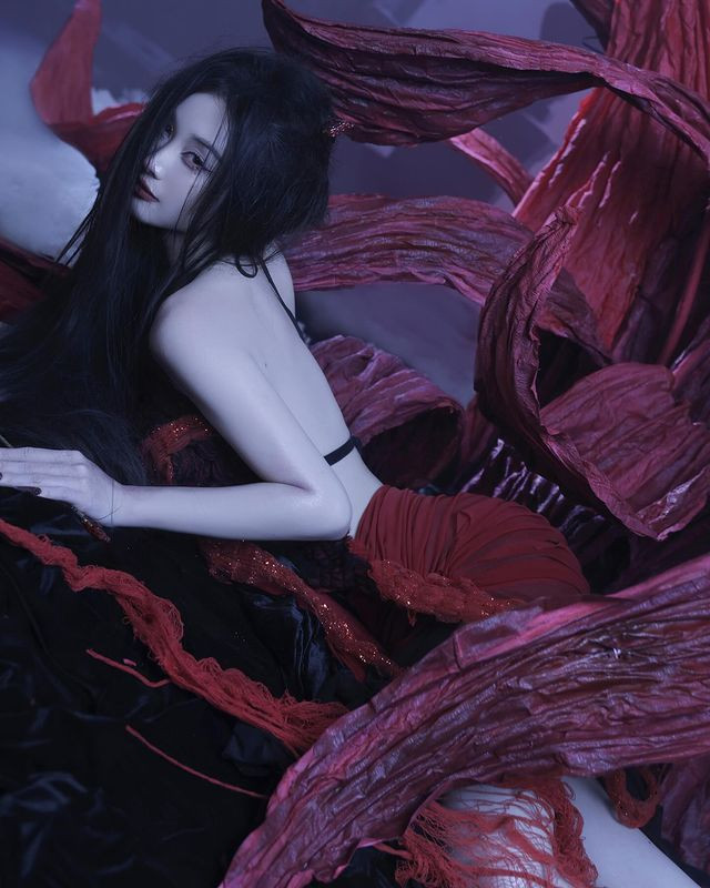 Năm 2015, Jun Vũ tạo tiếng vang lớn khi xuất hiện trong video ca khúc thành công "Sau tất cả" của ca sĩ Erik, từ đó giúp cô tự tin lấn sân sang lĩnh vực điện ảnh với việc tham gia 2 bộ phim Việt Nam được đánh giá cao là 12 chòm sao: Vẽ đường cho yêu chạy (2015) và Cho em gần anh thêm chút nữa (2016).