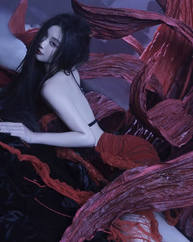 Năm 2015, Jun Vũ tạo tiếng vang lớn khi xuất hiện trong video ca khúc thành công "Sau tất cả" của ca sĩ Erik, từ đó giúp cô tự tin lấn sân sang lĩnh vực điện ảnh với việc tham gia 2 bộ phim Việt Nam được đánh giá cao là 12 chòm sao: Vẽ đường cho yêu chạy (2015) và Cho em gần anh thêm chút nữa (2016).