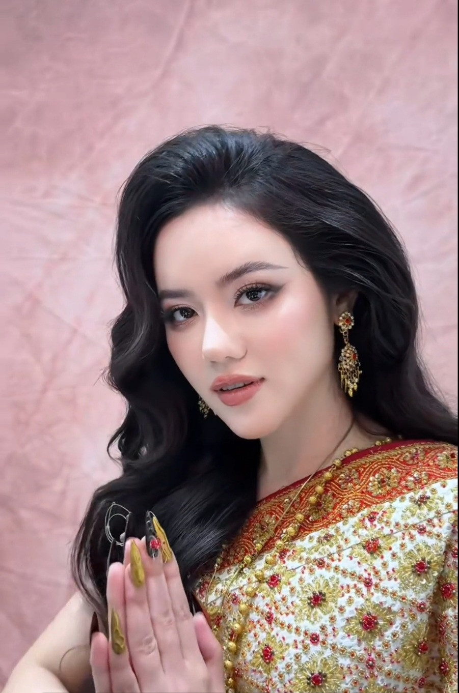 Nữ TikToker gây ấn tượng mạnh mẽ bởi nhan sắc quyến rũ, phong cách sống sang chảnh và gu thời trang ấn tượng.