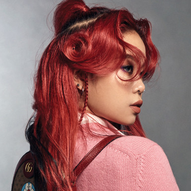 Trước đó, không ít lần, Tlinh cũng làm dân mạng "nóng bỏng mắt" theo đúng nghĩa đen.