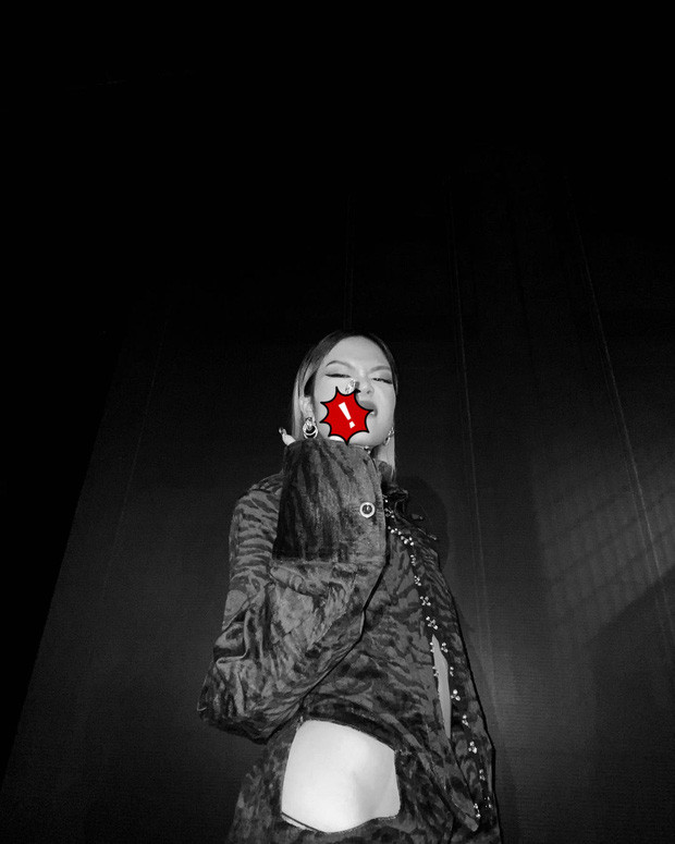 Thế nhưng nhìn xuống bên dưới netizen lại hoảng hồn vì chiếc quần của Tlinh được cắt xẻ hiểm hóc, đập thẳng vào mắt là vùng da thịt ở hông và đùi của Gen Z mà không có bất kỳ biện pháp che chắn nào.