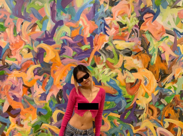 Gần đây, Tlinh cũng bất ngờ gây tranh cãi khi đăng tải những hình ảnh mặc một chiếc áo mỏng manh, thả rông vòng 1 để lộ điểm nhạy cảm nhô lên bất thường ở một gallery tại Hà Nội.