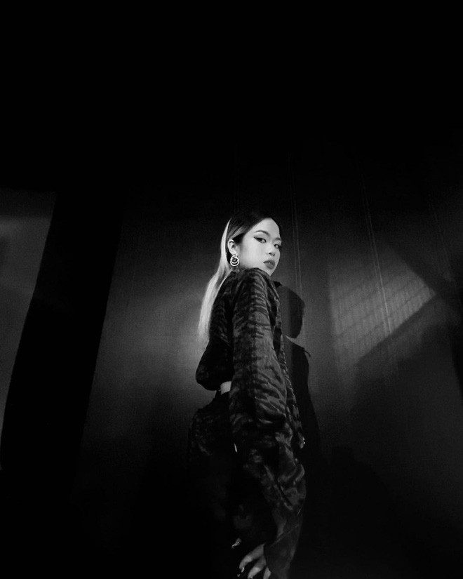 Dẫu biết xưa nay Tlinh vẫn theo đuổi hình ảnh cá tính, "cool" mọi lúc mọi nơi nhưng chiếc quần này của cô nàng lại khiến nhiều dân mạng tranh cãi không ngớt.