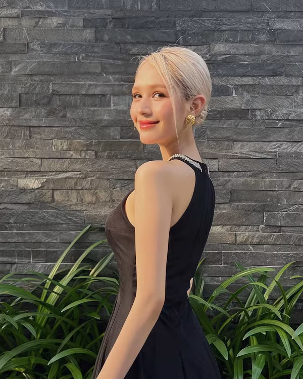 Dòng phản hồi của hot girl sinh năm 2002 sau đó đã nhận được nhiều sự đồng tình của độc giả. Bởi dù trong tình yêu hay cuộc sống, nếu có ý chí nỗ lực không ngừng nghỉ, ngày càng hoàn thiện bản thân thì những điều may mắn, kể cả tiền tài cũng sẽ đến với mỗi người.