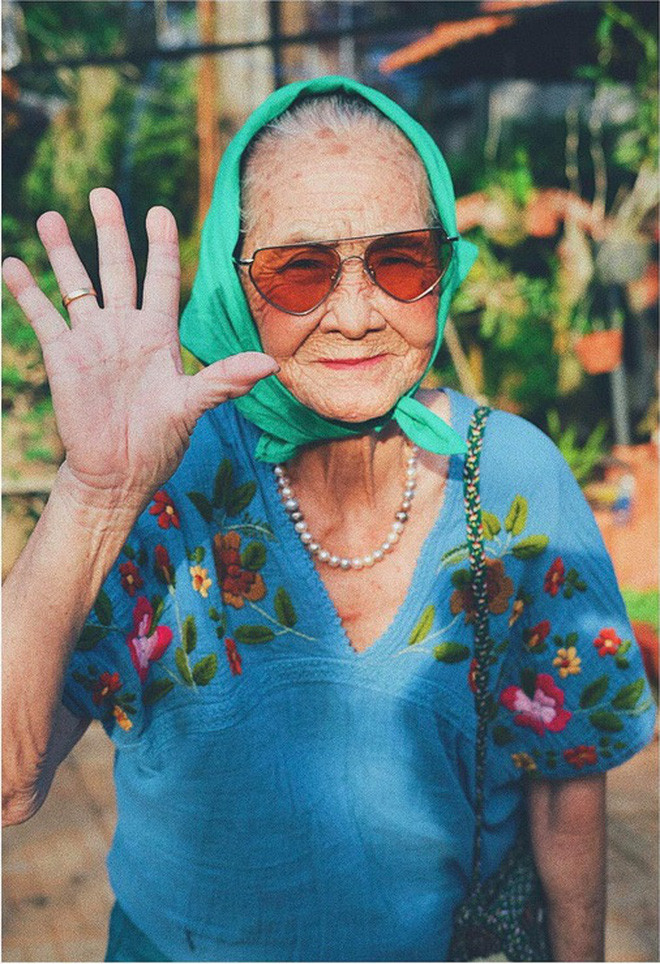 Những ngày qua, loạt ảnh về cụ bà U90 có tên Trần Miên (quê Quảng Trị, hiện đang sống tại Bà Rịa - Vũng Tàu) trở thành tâm điểm chú ý trên mạng khi khoe những bộ đồ thời trang được mix cực "vi diệu"