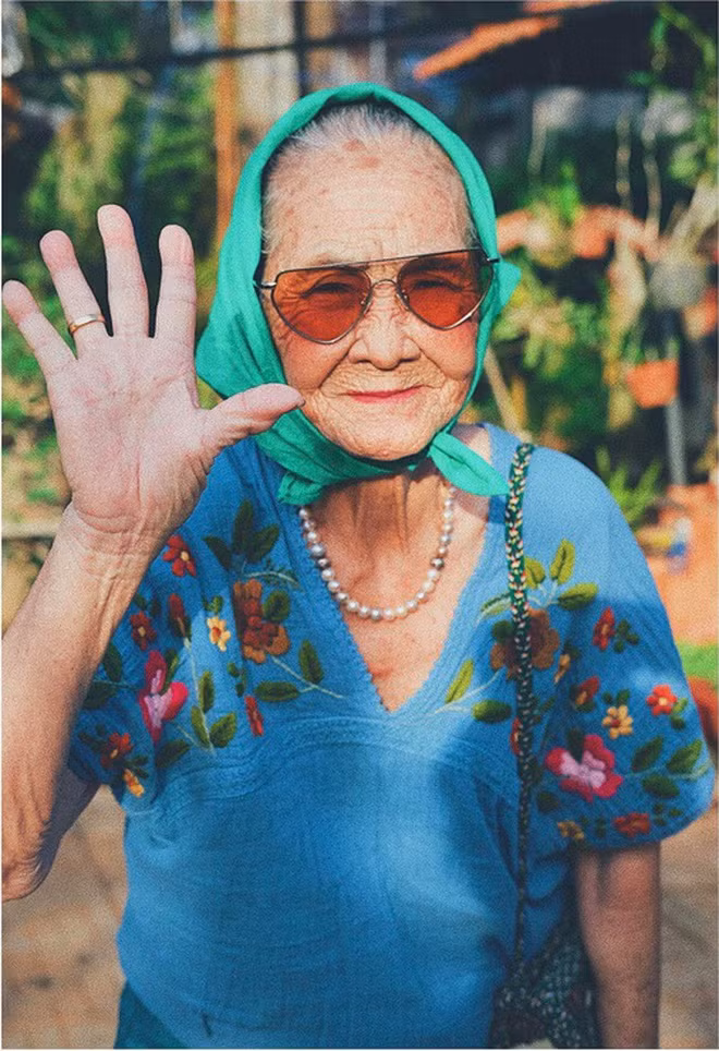 Những ngày qua, loạt ảnh về cụ bà U90 có tên Trần Miên (quê Quảng Trị, hiện đang sống tại Bà Rịa - Vũng Tàu) trở thành tâm điểm chú ý trên mạng khi khoe những bộ đồ thời trang được mix cực "vi diệu"