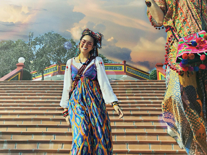 Được biết, stylist kiêm nhiếp ảnh thực hiện bộ ảnh này cho bà ngoại U90 chính là cô cháu gái có tên Võ Hoàng Anh, nickname: Lala Voa (30 tuổi, quê Bà Rịa Vũng Tàu, hiện đang sống và làm việc tại thành phố Hồ Chí Minh).