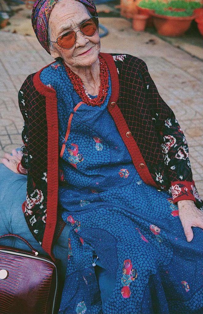 Sau khi được trang điểm nhẹ và khoác lên mình những bộ trang phục đậm chất cổ điển nhưng vẫn không kém phần thời trang, rực rỡ sắc màu, bà ngoại U90 trông vô cùng nổi bật, thời thượng.