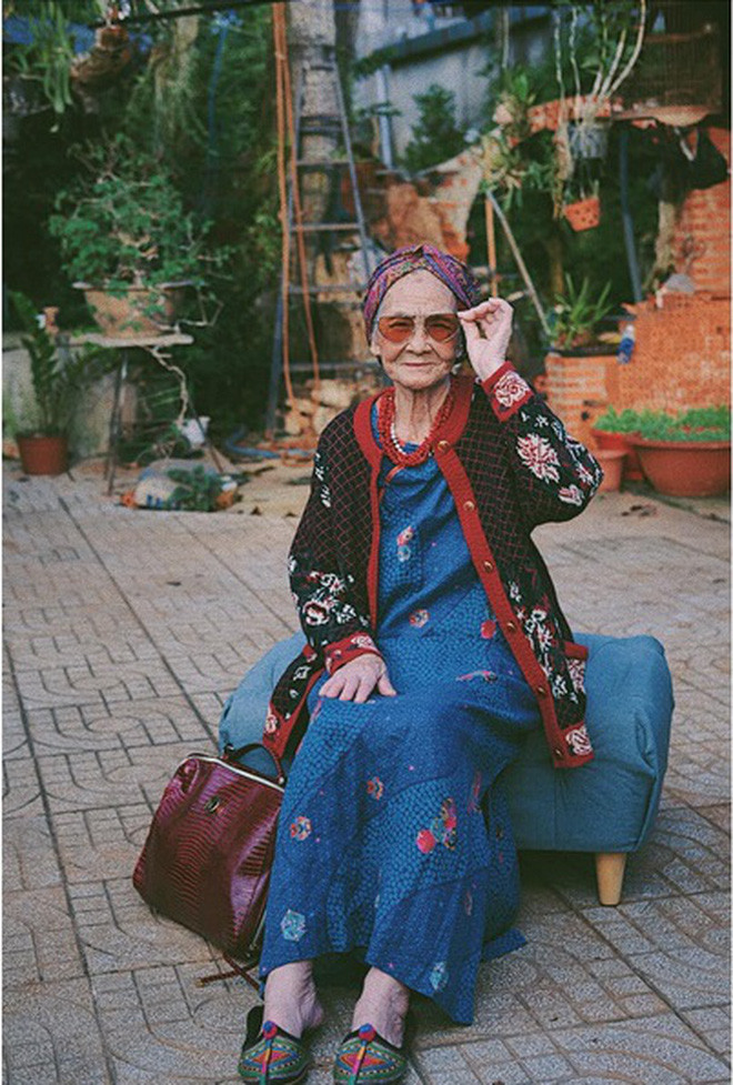 Hiện bộ ảnh bà ngoại U90 với bộ đồ cực chất nhận được gần 15.000 lượt yêu thích và con số này vẫn không ngừng tăng thêm.