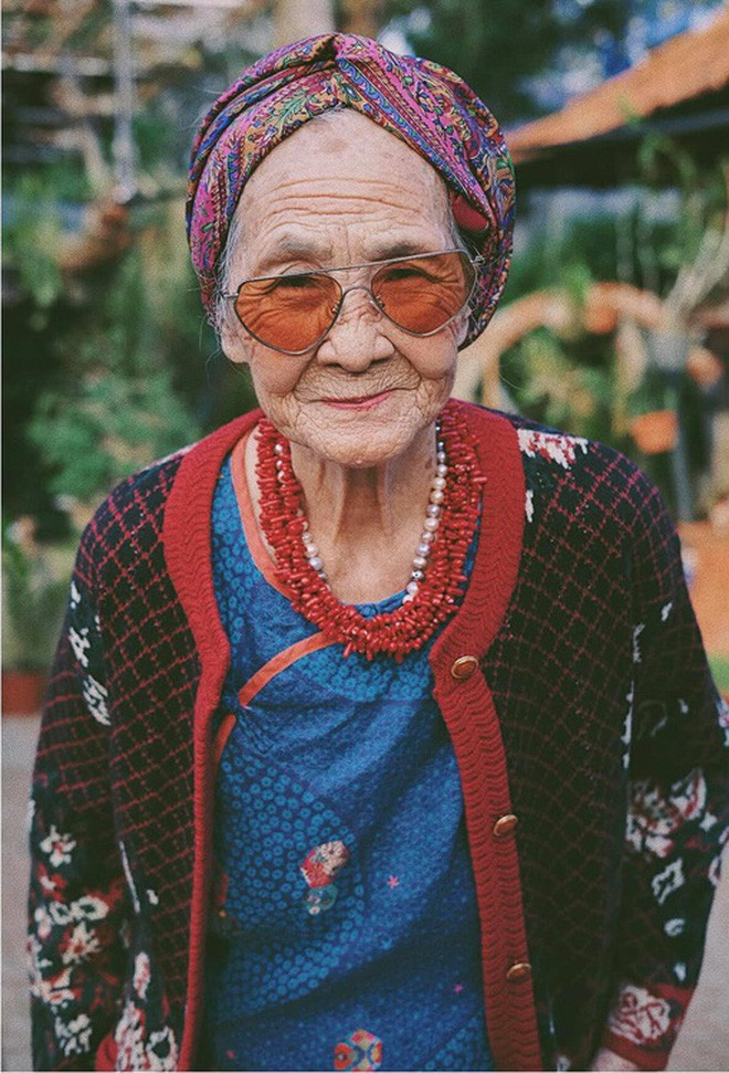 Trong bộ ảnh, cụ bà U90 khoác lên mình những bộ cánh vô cùng thời trang, nhiều màu sắc sặc sỡ, đi kèm với đó là phụ kiện như kính mắt, trang sức, giày, túi... được mix &amp; match với nhau vô cùng hài hoà, sành điệu.